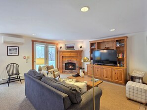 TV connectée, cheminée, livres