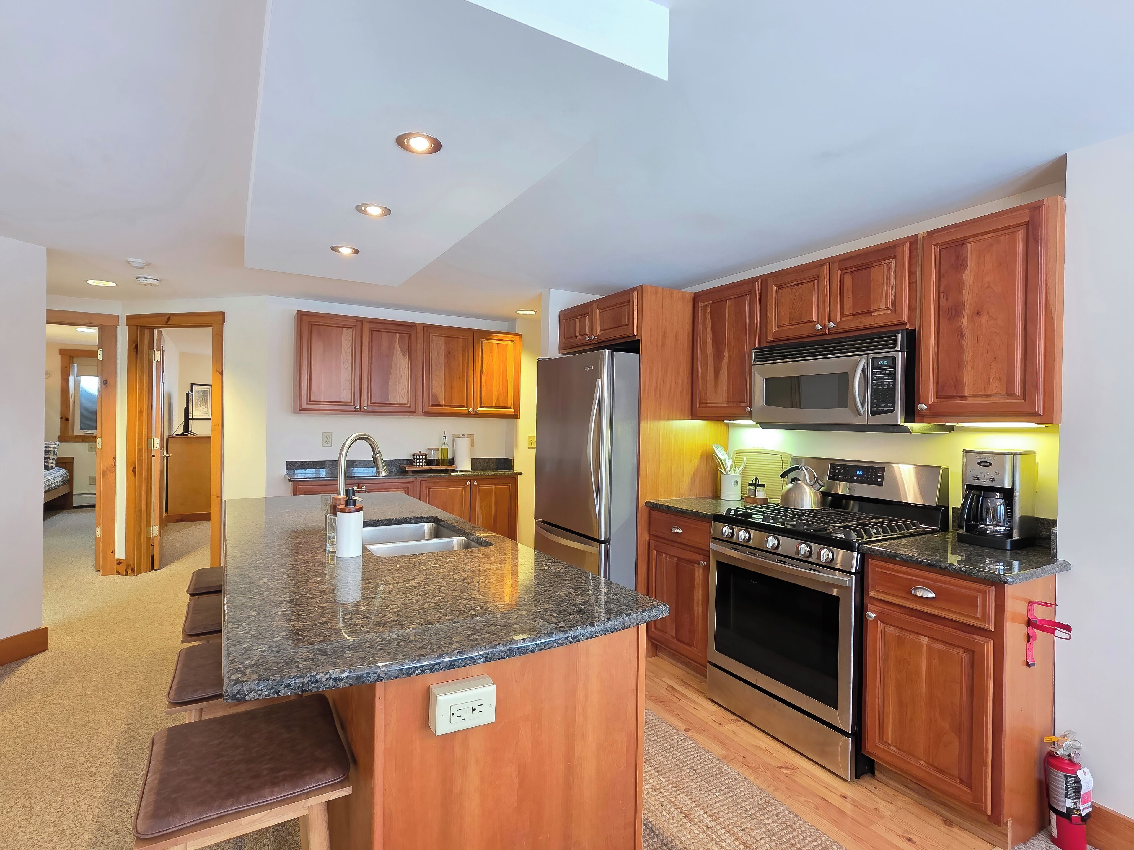 Køleskab, mikrobølgeovn, ovn, kogeplade