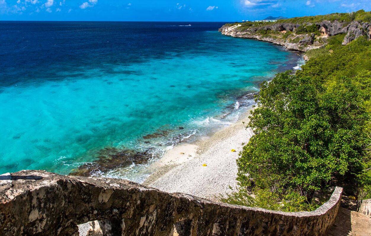 Nær stranden og solsenger