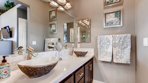 シャワー、タオル、石鹸、トイレットペーパー