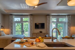 1 bedroom, Internet - Paso Park Suite 201-Distinctive Balcony Suite Right in Downtown Paso Robles! (Paso Robles)