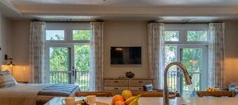 Paso Park Suite 201-Distinctive Balcony Suite Right in Downtown Paso Robles!