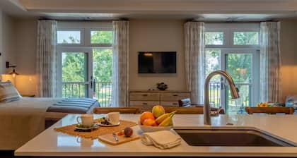 Paso Park Suite 201-Distinctive Balcony Suite Right in Downtown Paso Robles!