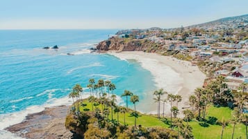 Ubicación cercana a la playa, tumbonas y toallas de playa