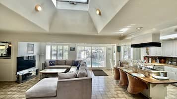 Una Smart TV, libros, un reproductor estéreo