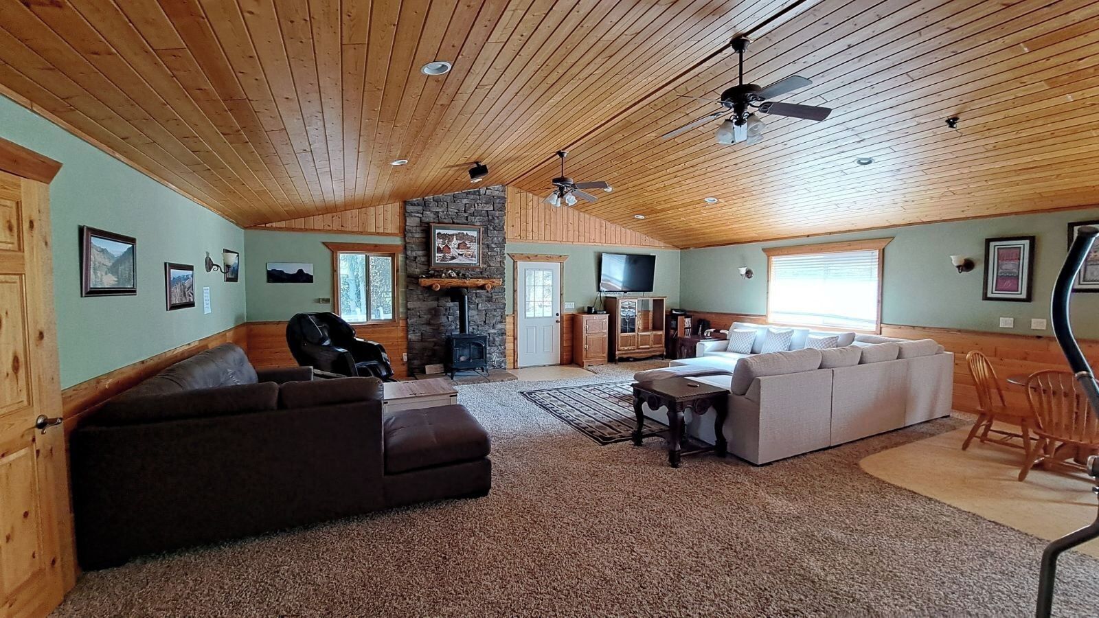 電視、壁爐、DVD 播放機、足球機