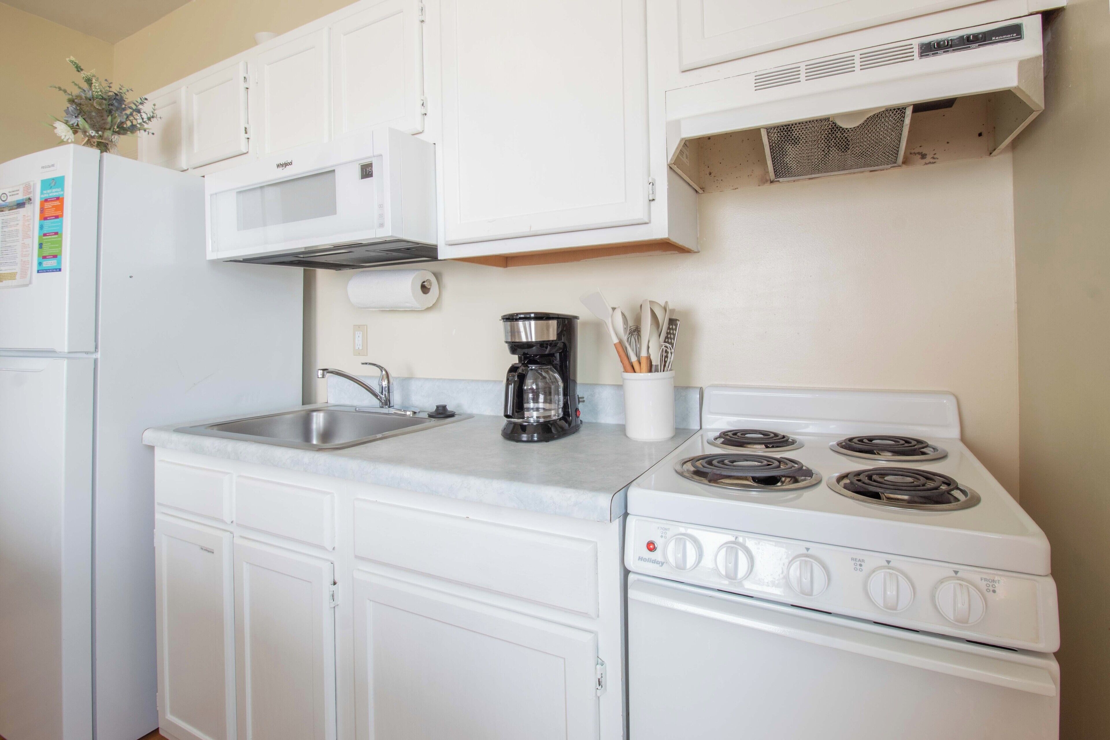 Coffee/tea maker, fridge, microwave, oven