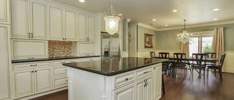 KĂŒhlschrank, Mikrowelle, Ofen, Herdplatte