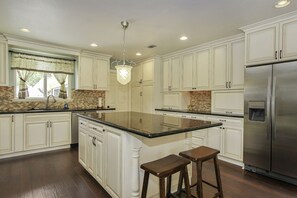 Een koelkast, een microgolfoven, een oven, een kookplaat