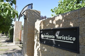 Un muro de piedra con un letrero que dice 'Abjamiento Turistico'.