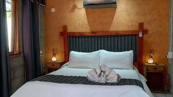 1 habitación, cubrecamas, decoración personalizada y muebles diferentes