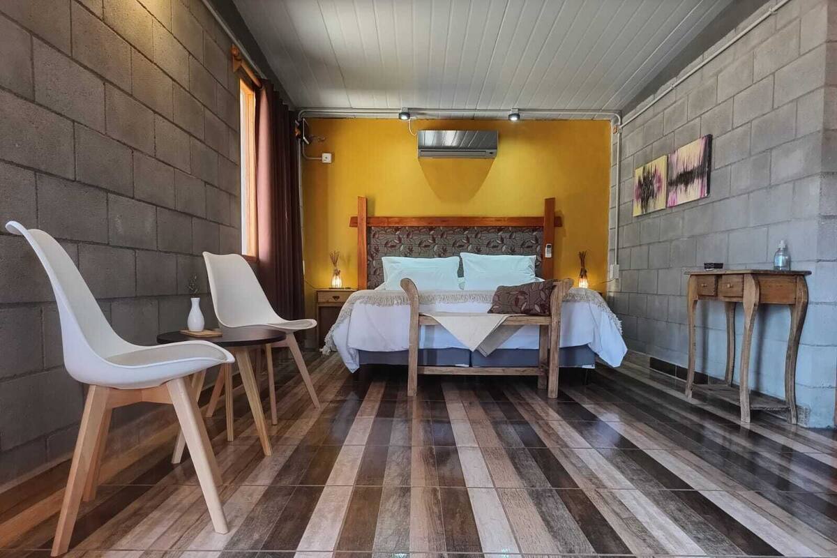 1 bedroom, premium bedding, desk, laptop workspace