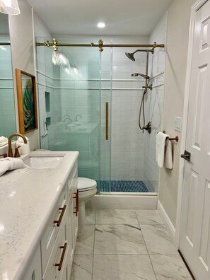 Combined shower/tub, hair dryer, towels