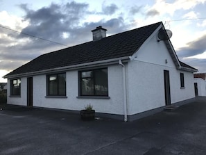 Exterior - Gateway to the Wild Atlantic Way and Causeway Coast. Pet friendly town home. (Ballybofey)
