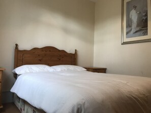 3 bedrooms, iron/ironing board, Internet, bed sheets