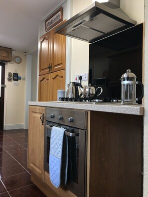 Microwave, dishwasher, coffee/tea maker, cookware/dishes/utensils - Gateway to the Wild Atlantic Way and Causeway Coast. Pet friendly town home. (Ballybofey)