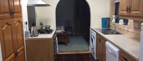 Mikrobølgeovn, oppvaskmaskin, kaffetrakter/tekoker og kjøkkenutstyr