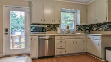 Oven, dishwasher, toaster, spices