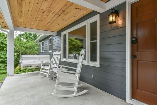Grey Eagle Cottage with Hot Tub in Black Mountain