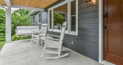 Grey Eagle Cottage with Hot Tub in Black Mountain