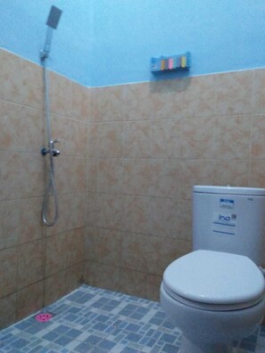 Basic Double Room | Bathroom - Tera Homestay (Banyuwangi)