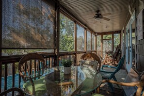 Outdoor dining - Woodlands Wonder: Cute Oak Island Cottage with Private Pool Welcomes Nightly Res (Oak Island)