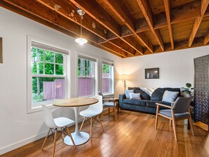 Smart TV, DVD player, books - Tiny House in Alameda/Alberta Arts ~ Dog Friendly (Portland)