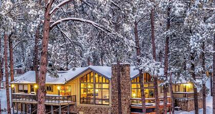 Apache Pines Estate: 'The greatest escape ever!' w/ Hot Tub & Pet Friendly.