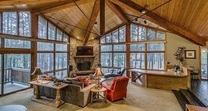 Apache Pines Estate: 'The greatest escape ever!' w/ Hot Tub & Pet Friendly.