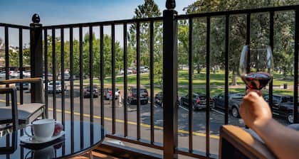Paso Park Suite 203-Downtown Paso Robles Park-Side Suite with Balcony!