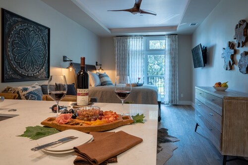 Paso Park Suite 203-Downtown Paso Robles Park-Side Suite with Balcony!