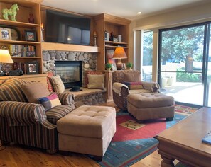 TV, fireplace