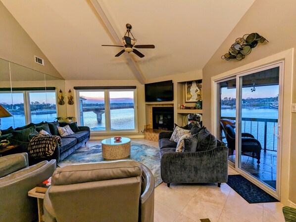 تلفزيون ذكي، مدفأة، ألعاب فيديو، مشغل دي في دي