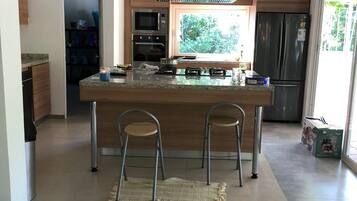 Micro-ondes, lave-vaisselle, cafetière/bouilloire