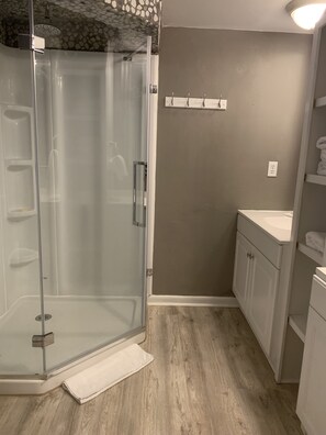 Combined shower/bathtub, hair dryer, towels, soap - End Unit! Walk out the door & directly onto beach! SNOWBIRD FRIENDLY! (Gulf Shores)