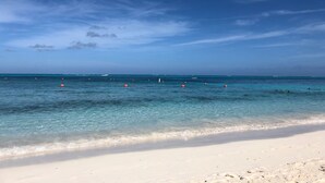 På stranden, solsenger, strandhåndklær og strandbar
