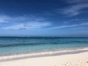 Plage, chaises longues, serviettes de plage, bar de plage
