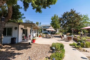 Outdoor dining - Tranquil Private North San Diego Cottage/Guest 1 House (Poway)