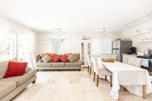 Smart TV - Tranquil Private North San Diego Cottage/Guest 1 House (Poway)