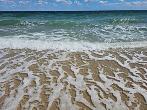 Plage, chaises longues, serviettes de plage