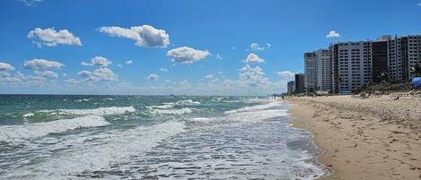 På stranden, solsenger og strandhåndklær