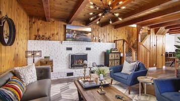 Televisión, chimenea, libros y estéreo