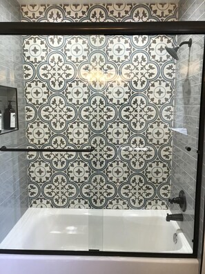 Bathtub, hair dryer, towels, shampoo - Whispering Pine Boho, AC, Dog Friendly, In Village (Lake Arrowhead)
