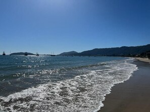 Beach nearby, sun-loungers, beach towels