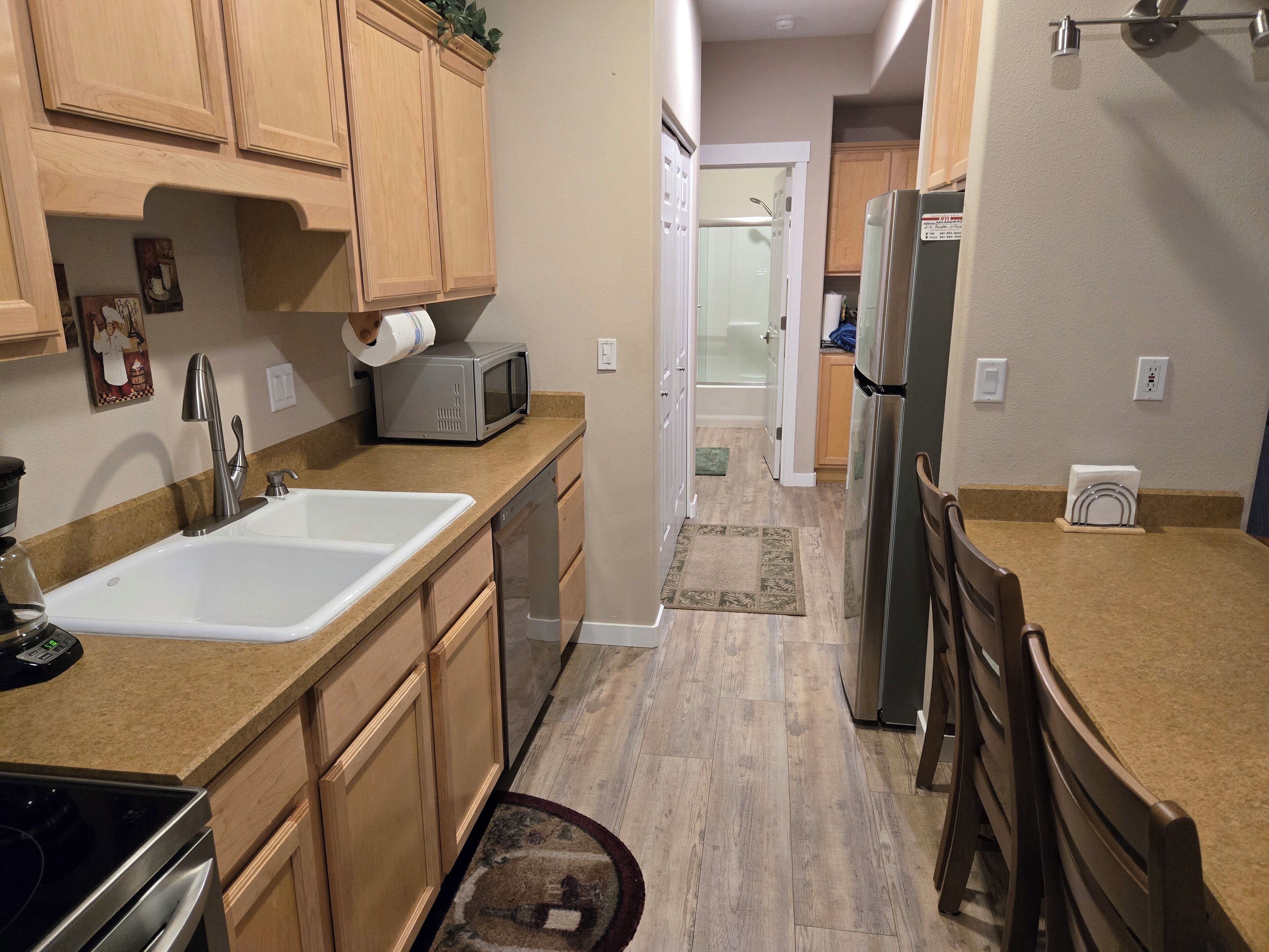 Réfrigérateur, micro-ondes, four, plaque de cuisson