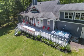 Terrace/patio - Wooded Escape w/ Hot Tub, Fire Pit & Dock (Oakland)