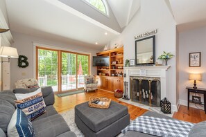 Smart TV, DVD player - Wooded Escape w/ Hot Tub, Fire Pit & Dock (Oakland)