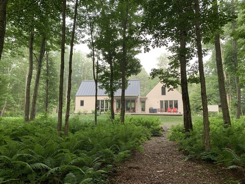 A second floor apartment with en-suite near UNE, Southern Maine beach’s.