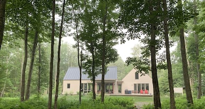 A second floor apartment with en-suite near UNE, Southern Maine beach’s.