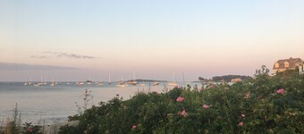 A second floor apartment with en-suite near UNE, Southern Maine beach’s.
